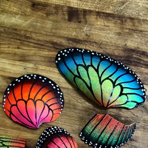 Butterfly Shell Tattoo, Painting On Shells Seashells Ideas, Painting On Seashells Ideas, Painting Shells Ideas, Shell Painting Ideas Seashells, Paint On Shells, Painted Sea Shells Ideas, Sea Shell Painting Ideas, Painted Shells Seashells