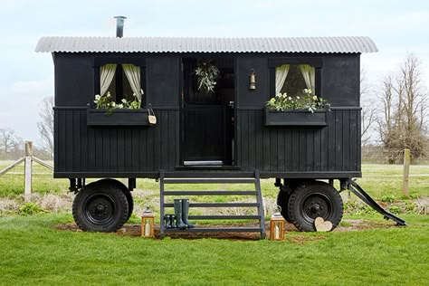 Nine absolutely beautiful shepherd’s huts for dreamers, writers and those who just want a bolt hole at the end of the garden Small Summer House, Garden Huts, Hut Ideas, Shepherd Hut, Shepherd Huts, Garden Room Ideas, Hut House, Boho Life, Shepherds Hut