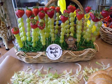 Jungle Party Snacks, Jungle Party Food, Grapes And Strawberries, Jungle Food, Lila Party, Safari Baby Shower Boy, Jungle Theme Birthday Party, Zoo Birthday Party, Jungle Thema