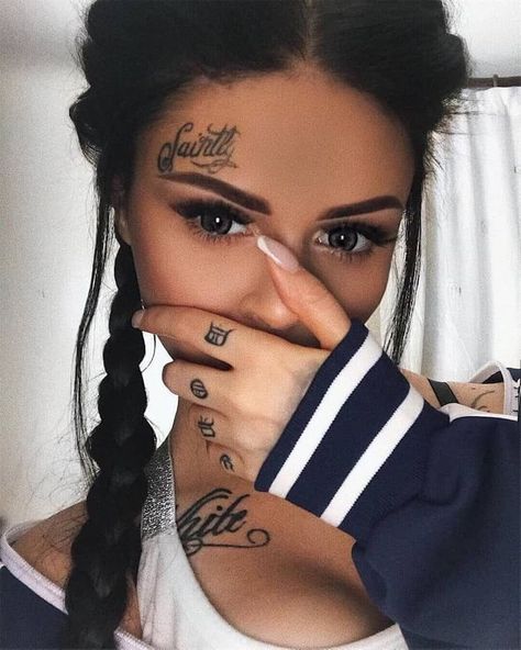 Face tattoos are unquestionably for courageous people since they are one of the most contentious styles of body art. Tattooed Bodies, Small Face Tattoos, Face Tats, Face Tattoos For Women, Romantic Tattoo, Girl Face Tattoo, Small Face, Tattoo Girls