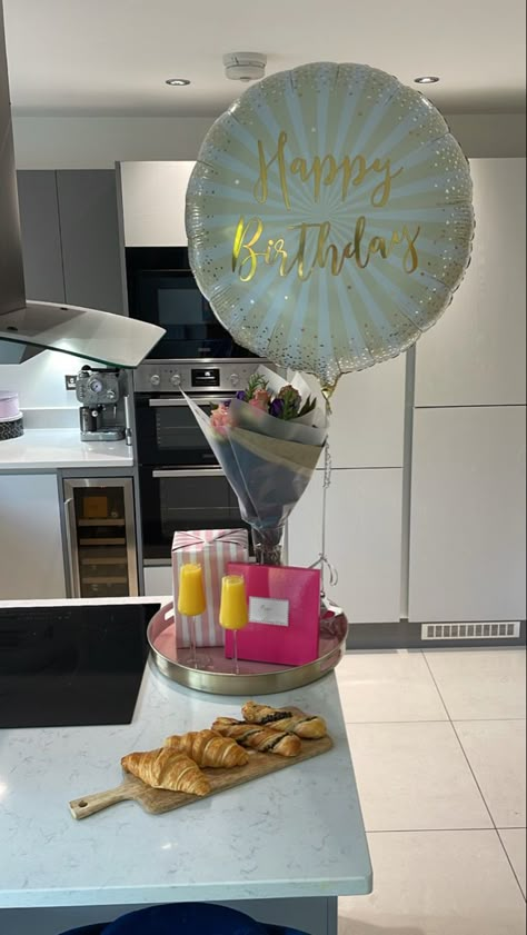 Waking Up Birthday Surprise, Bday Breakfast Ideas For Him, Birthday Breakfast Decorations, Birthday Breakfast Set Up, Morning Birthday Surprise For Him, 18th Birthday Morning Surprise, Birthday Breakfast For Mom, Birthday Morning Aesthetic, Birthday Breakfast Aesthetic