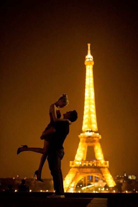 tenham uma boa noite todos ai fera do dindo Torre Eiffel Paris, Paris Engagement, Paris Couple, Eiffel Tower At Night, Paris Dream, Beautiful Paris, Paris Pictures, I Love Paris, Paris Love