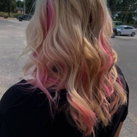 Pink Hair Highlights, Pink Hair Streaks, Blonde Hair With Pink Highlights, Pink Blonde, Pink Blonde Hair, Dyed Blonde Hair, Hair Streaks, Barbie Hair, Hair Inspiration Short