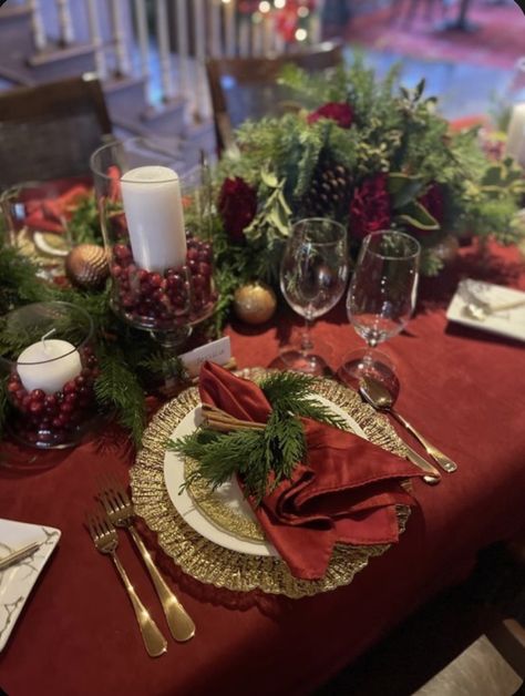 Traditional Xmas Table Settings, Christmas Tablescapes Red Tablecloth, Red Table Setting Christmas, Red And Gold Christmas Tablescape, Christmas Red Table Settings, Christmas Table Red And Green, Classy Christmas Table Settings, Christmas Table Red And Gold, Christmas Dining Table Decor Red