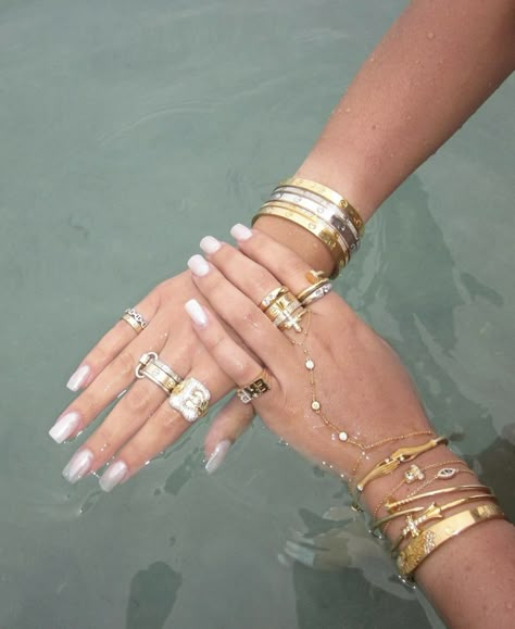 The It Girl Aesthetic, Bracelets Sets, Xoxo Jewelry, It Girl Aesthetic, The It Girl, Luxe Jewelry, Nail Jewelry, Jewelry Accessories Ideas, Dope Jewelry