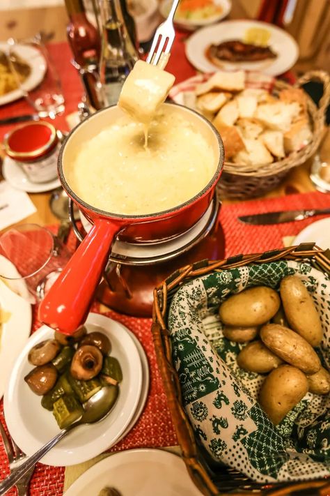 Switzerland Food, Swiss Christmas, Fondue Chocolate, Swiss Fondue, Swiss Cuisine, Swiss Food, Swiss Recipes, Hot Cheese, Fondue Party