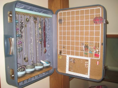 Jewelry Storage Diy, Themed Bathroom, Diy Jewelry Display, Craft Booth Displays, Vintage Suitcases, Craft Show Ideas, Storage Diy, Diy Organization, Jewelry Organizer