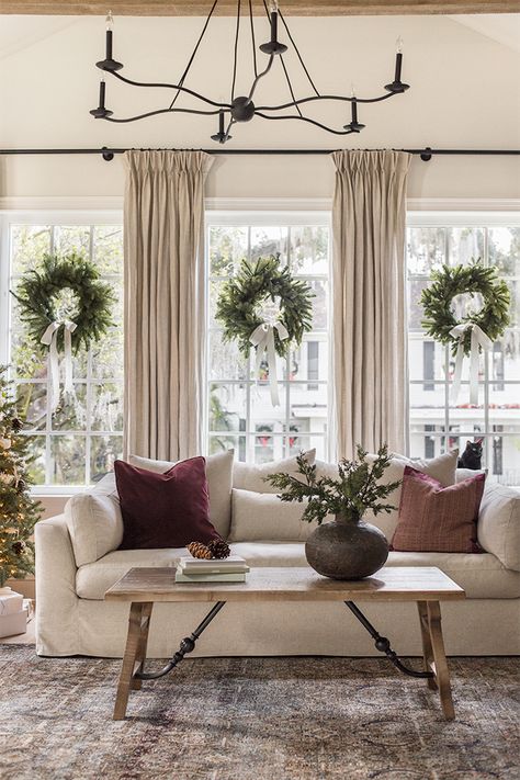 Beautiful Holiday Home Tours to Inspire your Christmas Decor. #Christmasdecor #ChristmasHomeDecor #ChristmasDecorInspiration #TraditionalChristmasDecor #HolidayHome #HolidayHomeDecor #HolidayHomeTour Christmas Living Room, Christmas Decor Inspiration, Christmas Living Rooms, Romantic Things, Design Del Prodotto, Christmas Window, Christmas 2022, Deck The Halls, Holiday Decorating