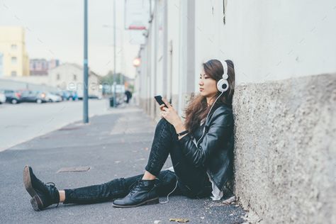 Dress Pose Reference, Gesture Drawing Poses, Holding Phone, Photo Social Media, Senior Portraits Girl, Girl With Headphones, Hand Hold, How To Calm Nerves, Listening Music