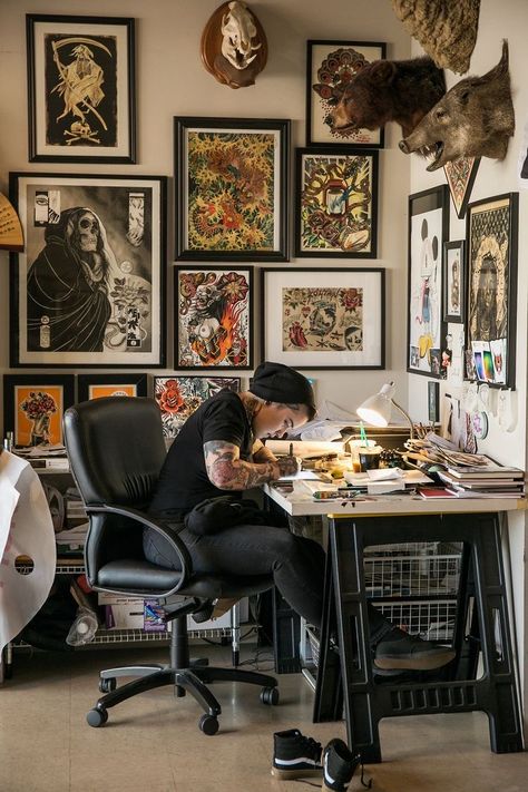 Tattoo Studio Decoration, Tattoos Life, Home Art Studios, Tattoo Shop Interior, Tattoo Shop Decor, Tattoo Studio Interior, Tattoo Station, Tattoo Salon, Studio Tattoo