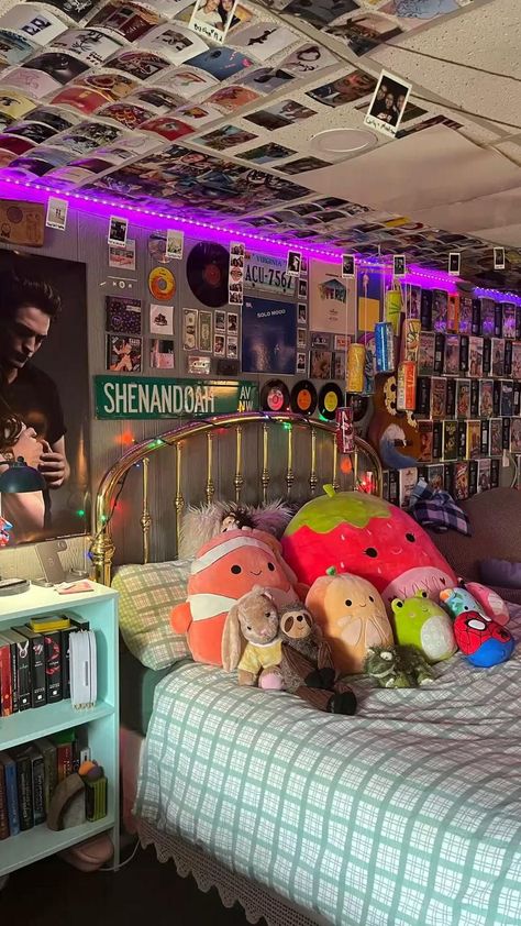 90s Theme Room Decor, Colorful Grunge Room, 90s Room Aesthetic R&b, Room Inspo Grunge Y2k, Bedroom Ideas Y2k Grunge, Maximalist Teen Bedroom, Skater Girl Room Ideas, Y2k Grunge Room, Pothead Bedroom Decor