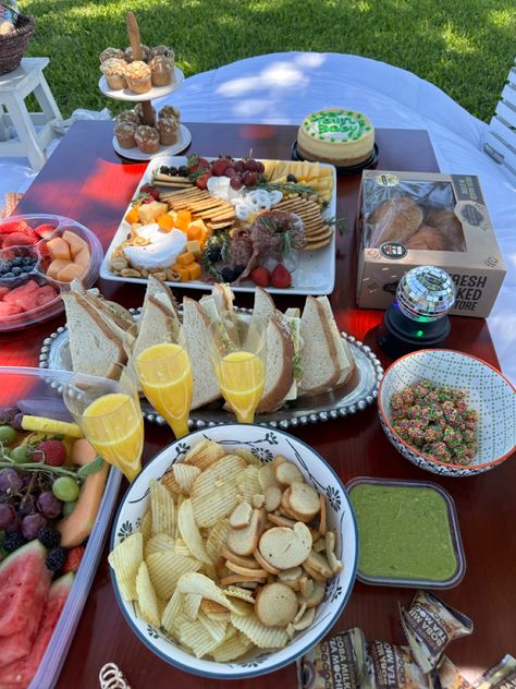 Picnic Aesthetic Sandwich, Party Food Picnic, Cute Picnic Desserts, Cute Picnic Food Ideas Date, Picnic Food Healthy, Easy Picnic Finger Food Ideas, Foods For Picnic Ideas, Savory Picnic Food, Ideas For Picnic Food