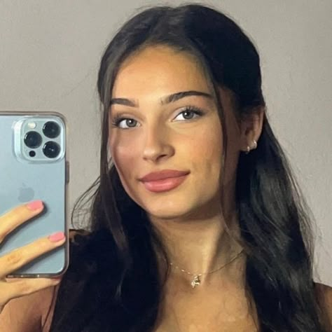 All information about Julia Knezevic (Instagram Star): Age, birthday, biography, facts, family, net worth, income, height & more Julia Knezevic, Round Eyebrows, Selfie Tips, Bio Facts, Hip Tattoos Women, Classy Outfits For Women, Pretty Brunette, Desi Fashion Casual