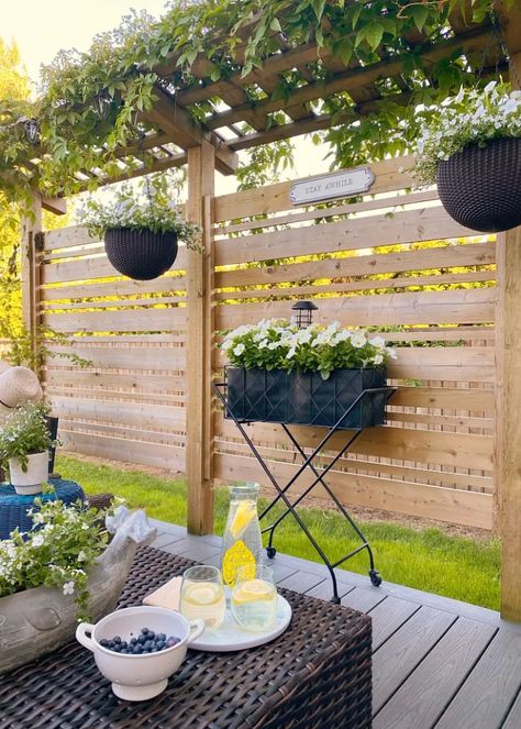 Backyard Patio Ideas For Outdoor Living - Happy Happy Nester Backyard Patio Ideas, Privacy Fence Designs, Patio Privacy, Outdoor Patio Designs, Backyard Privacy, Summer Patio, Patio Wall, Privacy Walls, Balcony Ideas Apartment