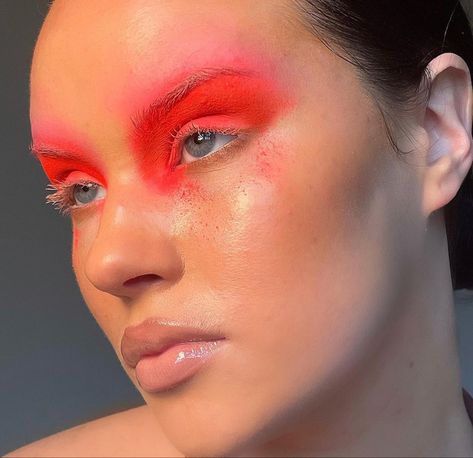 No Eyebrows Makeup Look Editorial, Aoife Cullen, Arab Night, Cyberpunk Makeup, No Makeup Looks, Fire Makeup, Fashion Editorial Makeup, 2022 Makeup, Unconventional Beauty