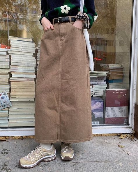 Brown Maxi Skirt Outfit Aesthetic, Long Brown Skirt Outfit Aesthetic, Denim Skirts Long, Brown Denim Skirt Outfit, Long Tan Skirt Outfit, Brown Long Skirt Outfit, Long Brown Skirt Outfit, Brown Jean Skirt, Brown Skirt Long