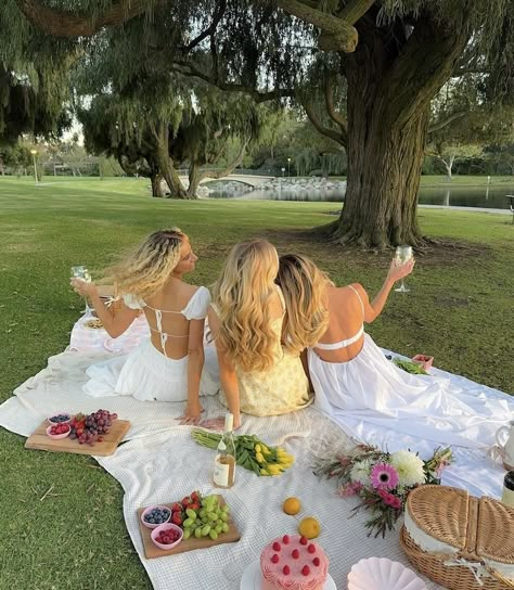 Spring Picnic Aesthetic Friends, Group Picnic Photoshoot, Girly Picnic Aesthetic, Picnic Photoshoot Ideas Friends, Girls Picnic Aesthetic, Girl Picnic Aesthetic, Paint And Picnic, March Photoshoot Ideas, Bestie Picnic