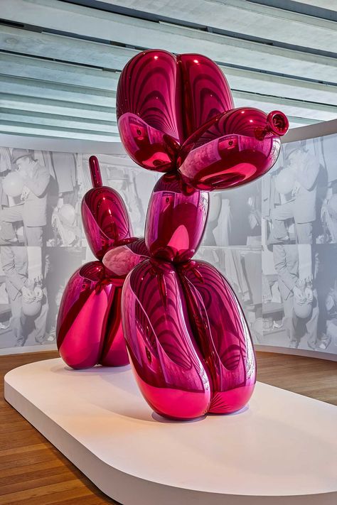 Summer Smoothies, Jeff Koons, Museums In Paris, Heart Red, Popular Art, Balloon Dog, Installation Design, Hanging Hearts, Boutique Design