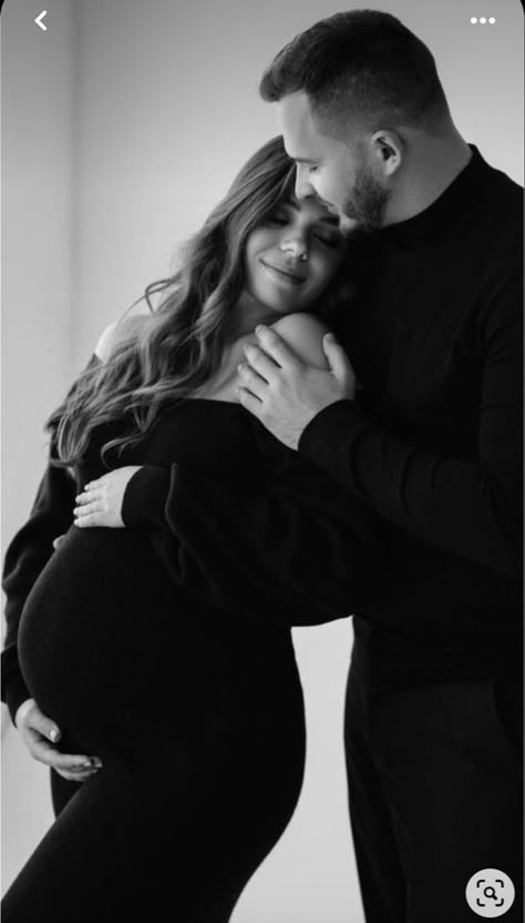 Family Pregnancy Photoshoot, Winter Pregnancy Photoshoot, Indoor Maternity Photos, Maternity Shoot Outfit, Studio Maternity Shoot, Pregnancy Announcement Pictures, Maternity Studio Photoshoot, Pregnancy Announcement Photoshoot, Studio Maternity Photos