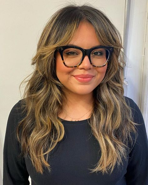 Layered Cut with Curtain Bangs for Round Face Pretty Curtain Bangs, Round Face Haircuts Long, Medium Hair Round Face, Haircuts For Round Faces, Fine Straight Hair, Bangs For Round Face, Medium Length Hair With Layers, Bangs With Medium Hair, Haircuts For Wavy Hair