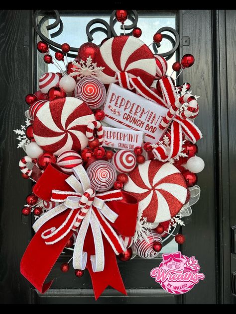 Peppermint Wreath, Christmas Candy Cane Decorations, Christmas Tree Decorations Ribbon, Diy Christmas Candy, Unique Wreaths, Diy Floral Wreath, Whimsical Christmas Decor, Christmas Door Decorating Contest, Candy Cane Decorations