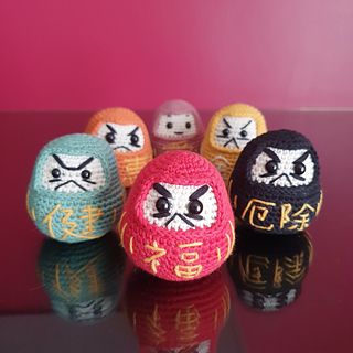 Daruma are Japanese lucky charms. They can be used to wish good luck, health, wealth and many things (personally, I also use it as a pin holder ). They can come in many colors and will make adorable handmade gifts to wish your loved ones the best. In addition to the crochet pattern, you will find in this PDF more details on the various colors meanings and some examples of kanji (Japanese ideograms) to embroider on the daruma’s belly. Crochet Daruma Free Pattern, Crochet Lucky Charm, Japanese Amigurumi, Crochet Japanese, Japan Crochet, Japanese Crochet Patterns, Daruma Doll, Japanese Crochet, Confection Au Crochet