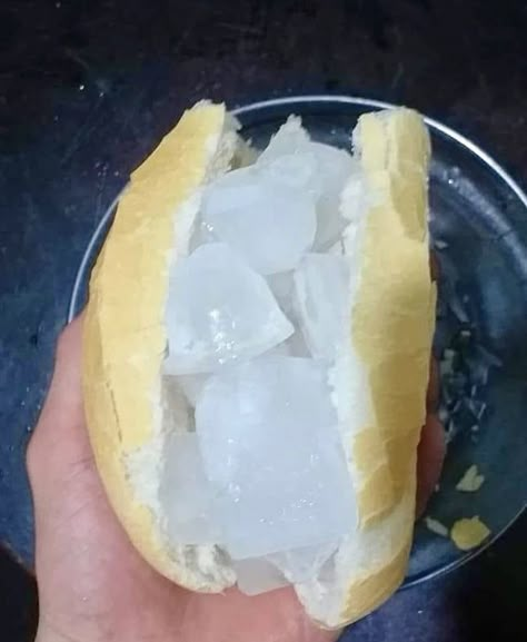 Cursed Food, Gross Food, Weird Food, Food Humor, Ice Cubes, Interesting Food Recipes, Makanan Dan Minuman, Hot Dog Buns, Funny Images