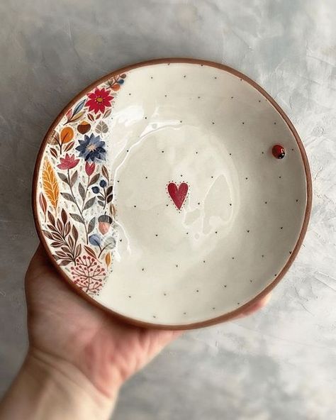 Paint Bowls Ideas, Stoneware Painting Ideas, Diy Pottery Plates, Clay Crafts Plate, Paint A Bowl Ideas, Wedding Pottery Painting Ideas, Floral Painted Pottery, Ceramique Painting Ideas, Ideas For Pottery Painting