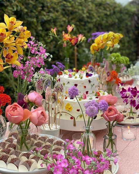 Flowers Dessert Table, Spring Flower Party Decorations, Colorful Flower Birthday Theme, Birthday Decor Garden, Birthday Party Flower Decoration, Floral Food Table, Dessert Table Garden Party, Flower Theme Bday Party, Bday Parties Ideas