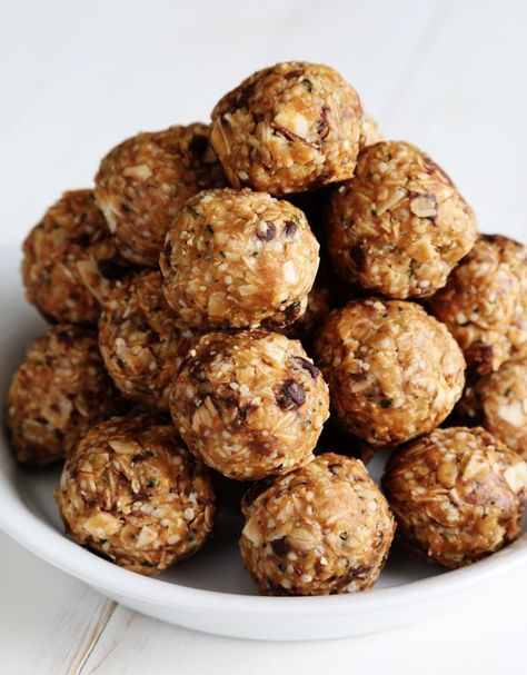 Peanut Butter No Bake Gluten Free Energy Bites. The simple recipe for the always-hungry people in your life. Gluten Free Energy Bites, Gluten Free On A Shoestring, Bake Gluten Free, Peanut Butter Energy Bites, Gluten Free Protein, Peanut Butter No Bake, Protein Bites, Protein Balls, Gluten Free Foods