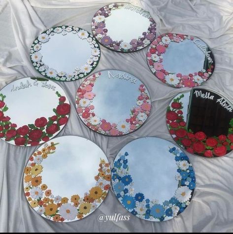 Mirror Aesthetic Painting, Mirror Drawings Art, Vinyl Mirror Ideas, Painted Flower Mirror, Beaded Mirror Frame, Aesthetic Mirrors Diy, Mirror Painting Ideas Aesthetic Flowers, Mirror Flower Painting, Circle Mirror Painting Ideas