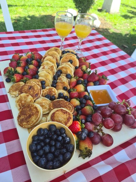 Pancakes with fruits / panqueques con frutas Breakfast Picnic Aesthetic, Picnic Breakfast Ideas Mornings, Breakfast Picnic Ideas Mornings, Quick Picnic Food Ideas, Bday Breakfast Ideas, Pancake Picnic, American Breakfast Aesthetic, Pic Nic Food Ideas, Picnic Breakfast Ideas