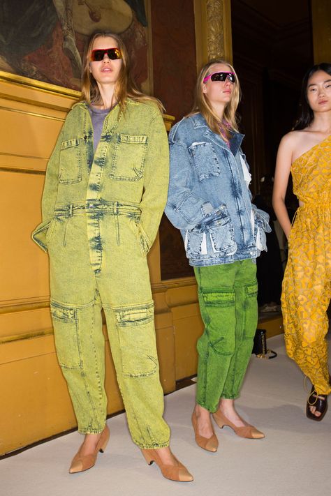 If there was one item that summed up the relaxed, Stella McCartney spirit for spring 2018, it was the jumpsuit. Hers came tailored with a sharp shoulder and a pegged, boyish trouser or as roomy boiler suits in mustard khaki cotton or yellow acid wash denim. "They're effortless and the ease that you have, as a woman knowing they're in your wardrobe makes them essential," said McCartney. "They're the best thing to fall back on and they're pretty much my uniform." Denim Street Style, Stella Mccartney Dresses, Yellow Denim, Acid Wash Denim, Denim Trends, Dope Fashion, Colored Denim, Denim Outfit, Dressed Down