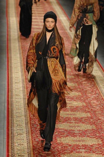 Hermès Fall 2008 Ready-to-Wear Collection Photos - Vogue Fashion Distraction, European Streets, Haute Hijab, Scarf Coat, Gypset Style, Modest Women, Persian Fashion, Jumper Designs, Boho Chique