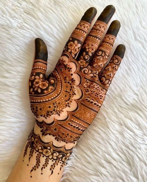 Detailed Henna Designs, Arm Mehndi Design, Mehndi Design Indian, Mehandi Design Arabic, Henna Motive, Fingers Mehndi Designs, Traditional Mehendi, Floral Mehndi Design, Bridal Mehandi Designs