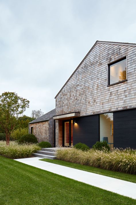 Mitchell Lane House / Robert Young Architects | ArchDaily Scandinavian House, Shingle House, Robert Young, Style Anglais, Modern Bungalow, Garden Architecture, Barn Style House, Modern Barn, English House