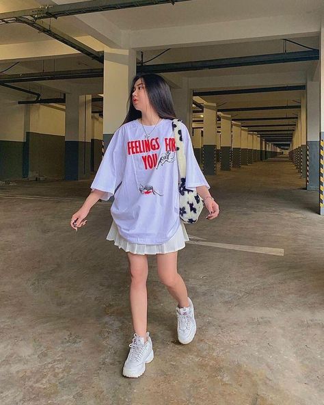 Girly Tshirt Outfits, White Mini Skirt Outfit, Korean Skirt Outfits, Minimalist Ootd, Oversized Tee Outfit, Oversized Shirt Outfit, Oversize Tshirt Outfits, Rok Mini, Tennis Skirt Outfit