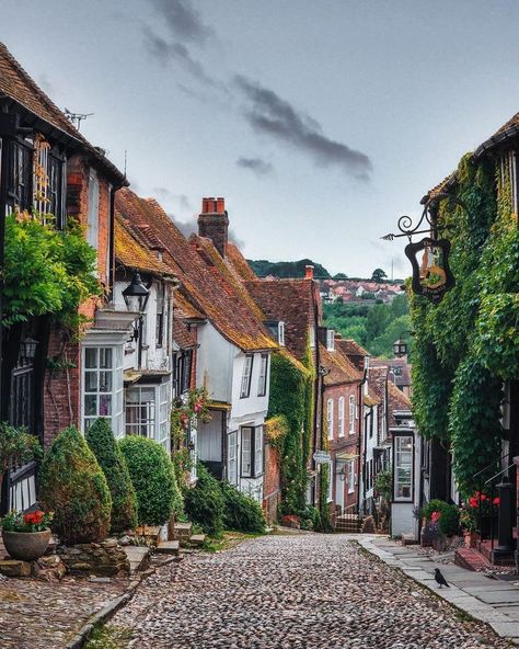 Photo by @fayazey 🏡 Nowhere else in the world does "quaint" quite like England. Get our list of small towns worth visiting around the country of the link in bio. Rye Sussex, English Town, Best Travel Apps, English Village, Beautiful Travel Destinations, Travel App, Medieval Town, East Sussex, City Break