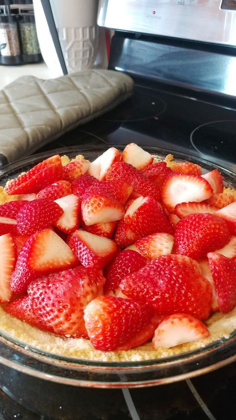 Enjoy this Sugar Free Strawberry Pie anytime you're craving a sweet and fruity taste of summer! My Sugar Free Strawberry Pie is a THM:S fuel, Ketogenic, Low Carb, and Grain free. Sugar Free Strawberry Pie, Fathead Pizza Crust, Fathead Pizza, Fresh Strawberry Pie, Keto Treats, Low Carb Cheesecake, Thm Desserts, Meals To Try, Low Carb Baking