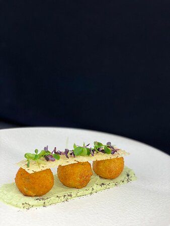 Cheddar Cheese and Potato Croquettes with Parmesan Crisps and hazelnut puree Canapes Ideas Fine Dining, Potato Fine Dining, Fine Dining Starters Appetizers, Christmas Fine Dining, Cheese Starters, Fancy Starters, Fine Dining Starters, Gourmet Plating, Fine Dining Appetizers