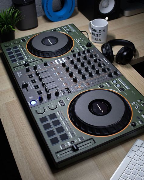 Dj Studio Room Ideas, Studio Room Ideas, Learn To Dj, Dj Board, Dj Aesthetic, Dj Female, Aesthetic Setup, Music Production Equipment, Dj Studio