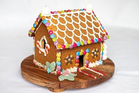 This is the simplest gingerbread house recipe you will ever find. How you decorate it is all up to your imagination and supplies. Make it with the kids at Christmas or any other special occasion or just on the weekend for a fun activity. Easy Gingerbread House, Gingerbread House Ideas, Christmas Recipes For Kids, Christmas Tree Brownies, Gingerbread House Recipe, Gingerbread House Candy, Cool Gingerbread Houses, Gingerbread House Designs, Australia Food