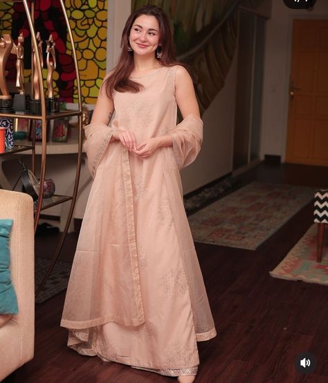 Trendy Traditional Outfits, Hania Amir Dresses, Outfits For Office, Pakistan Actress, Zaira Wasim, Cute Girls Dpz, Marvel 4k, Ronaldo Skills, Hania Aamir