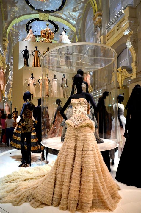 Christian DIOR, une exposition sur 70 ans  de Haute Couture au musée des Arts décoratifs de Paris, août 2017 - Photo Hervé Leyrit. Dior Gallery, Dior Museum, Fashion Store Design, Dior Dresses, Fashion Exhibition, Classic Hollywood Glamour, Haute Couture Paris, Mode Chanel, Christian Dior Haute Couture