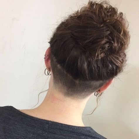 Female Undercut Long Hair, Undercut Curly Hair, Hairstyle Ideas For Long Hair, Side Cut Hairstyles, Undercut Hairstyles Women, Curly Undercut, Ideas For Long Hair, Undercut Long Hair, Shaved Hair Cuts