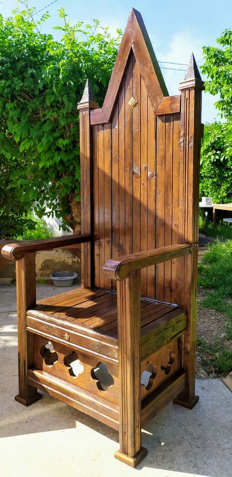 Medieval wooden throne Wooden Throne Chair, Medieval Throne Room, Viking Throne, Throne Ideas, Medieval Throne, Medieval Chair, Viking Furniture, Wooden Throne, Treasure Room