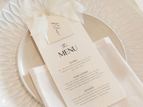 Minimalist Table Setting Wedding, Minimalist Table Setting, Romantic Wedding Stationery, Wedding Table Name Cards, Table Setting Wedding, Menue Design, Table Name Cards, Minimalist Table, Wedding Table Names