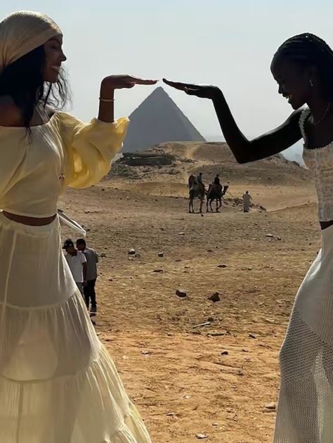 Egypt Outfits, Amazing Aesthetic, Egypt Aesthetic, Egypt Pyramids, Egyptian Culture, The Pyramids, Friend Friendship, Egypt Travel, Cairo Egypt