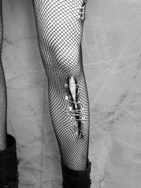 Stile Punk Rock, Ripped Tights, Grunge Look, Punk Outfits, Estilo Punk, Fishnet Tights, Fishnet Stockings, Punk Goth, Dark Fashion