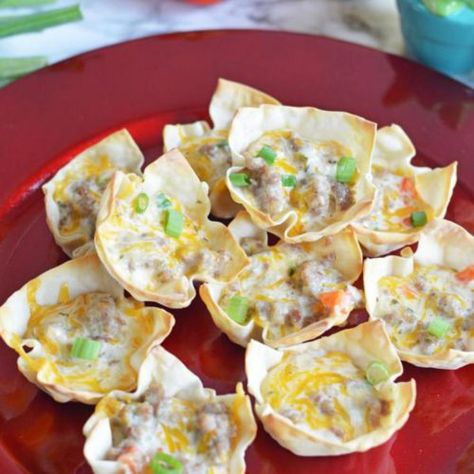 Sausage Stars Mini Wonton Bites - 💕 Kimspired DIY 💕 Wonton Bites, Wonton Appetizer Recipes, Wonton Cups Appetizers, Sausage Stars, Better Batter Gluten Free, Recipe For Sausage, Wonton Appetizers, Wonton Wrapper Recipes, Wonton Cups